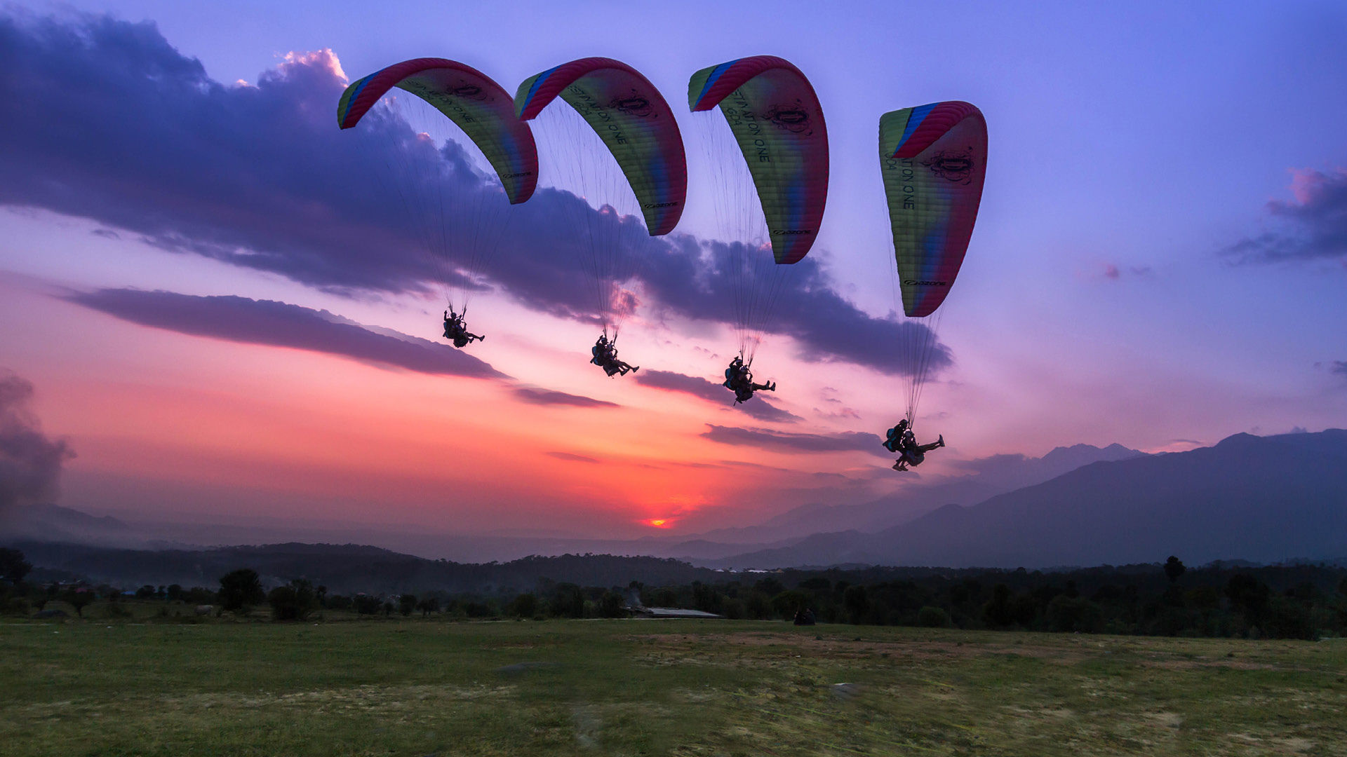 Красота души. Летающий зонтик. Человек улетает на зонтике. Лети как ветер поднимает. Фрези грант бегущая по волнам.