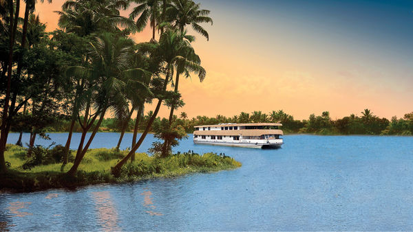 Floating Luxury: The Oberoi Vrinda, Luxury Kerala Cruiser