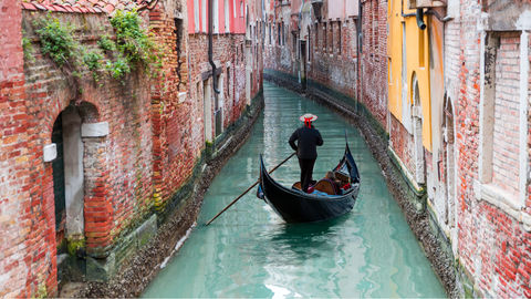 #SomeGoodNews: Women Gondoliers In Venice Are Delivering Essentials To Elderly Residents