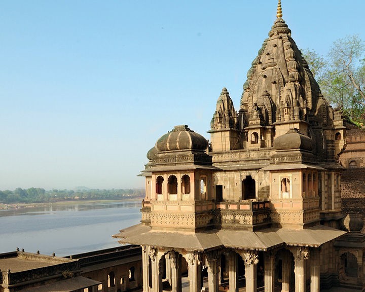 Premium Photo | Exterior shots of the scenic tourist landmark maheshwar  fort and temple in madhya pradesh in india this monument is on the banks of  the narmada river