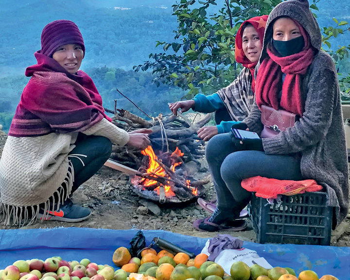 Fruit sellers on the road leading to Khonoma