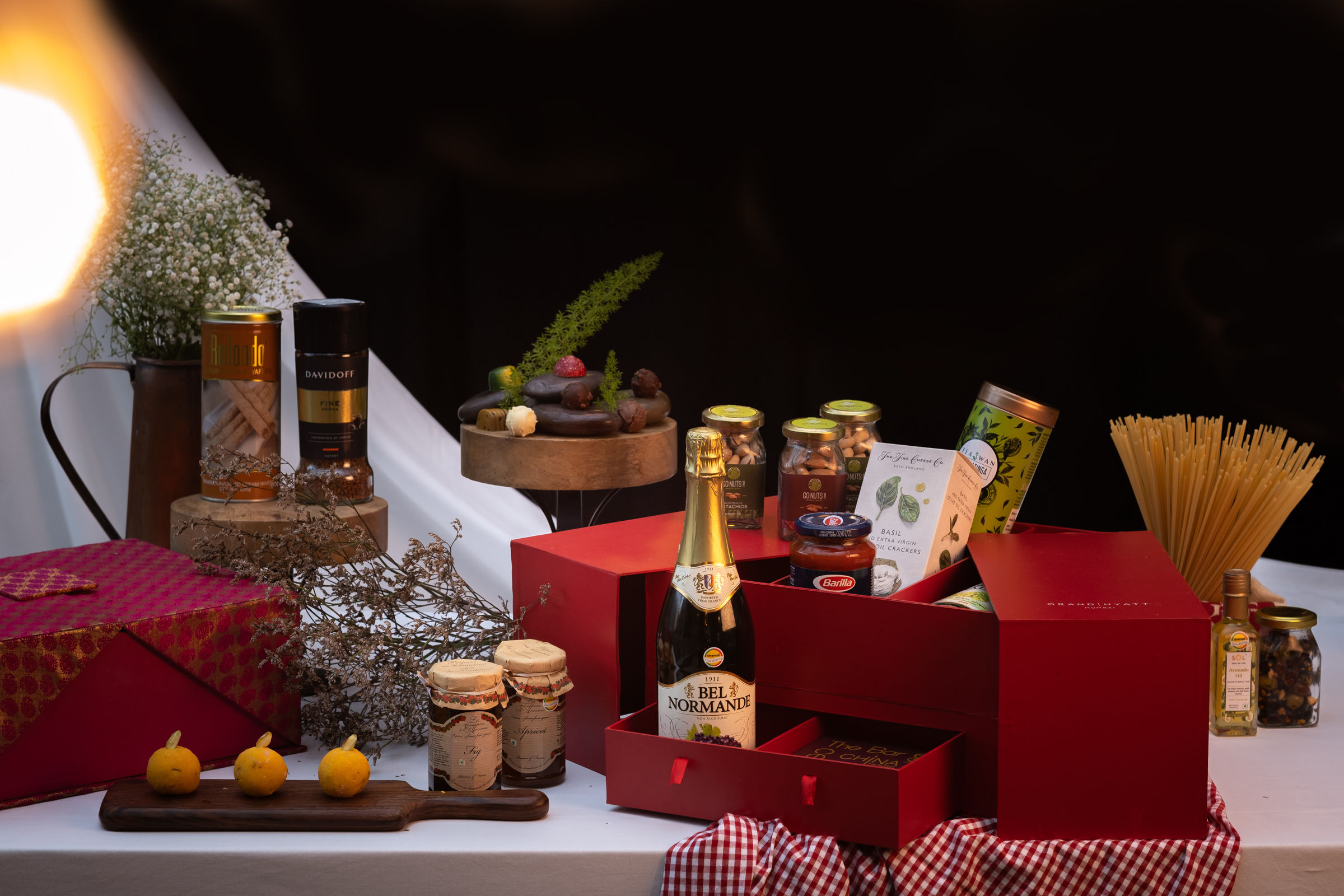Luxury New Year gift hamper that encloses Sweets, Drinks and other items  XMAGB056 : Amazon.in: Grocery & Gourmet Foods
