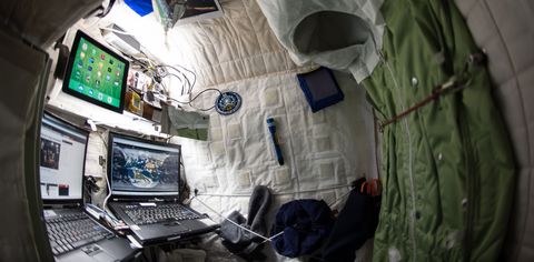 What It's Like To Sleep In Space, According To A Former Astronaut Who Spent 520 Nights Doing It