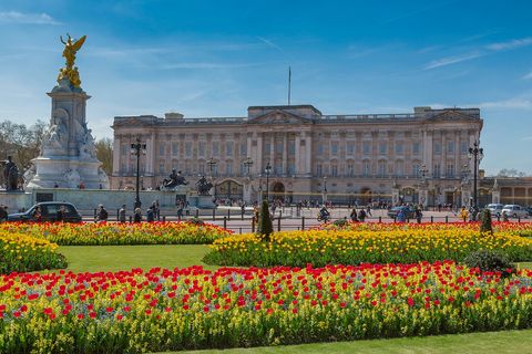 Here's How Much It Would Cost To Rent Buckingham Palace