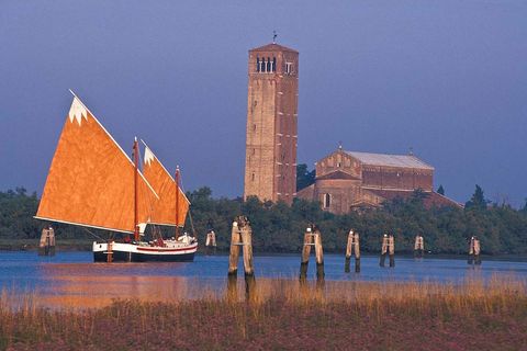 This Flat-bottomed Fishing Boat Is the Most Authentic (And Delicious) Way To Explore Venice