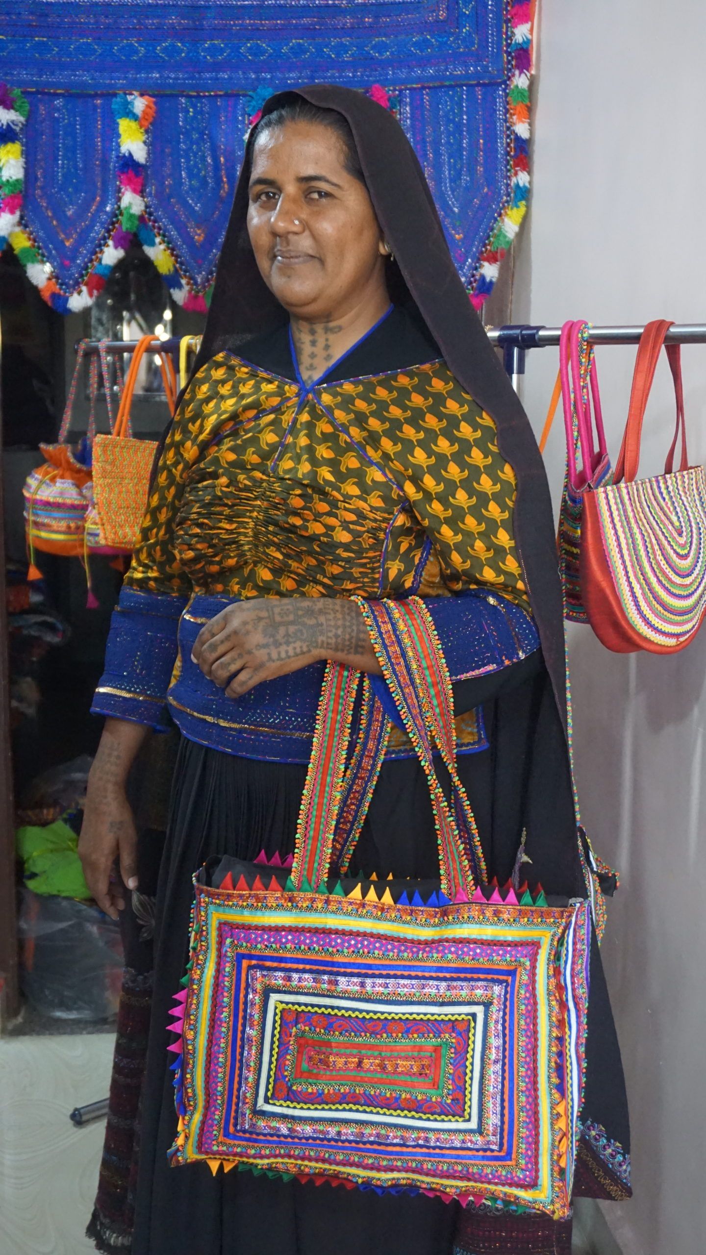 Pabiben with her Hari Zari bag scaled