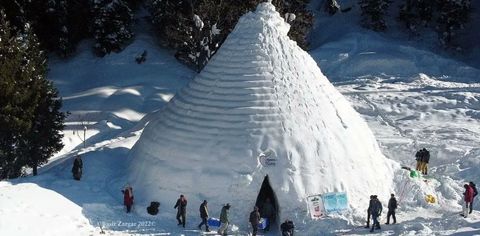 Dine On Snow Tables At Kashmir’s One-Of-A-Kind Igloo Cafe In Gulmarg