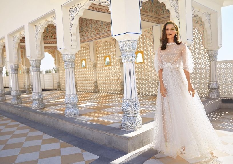 Manushi Chhillar poses at the Hawa Mahal