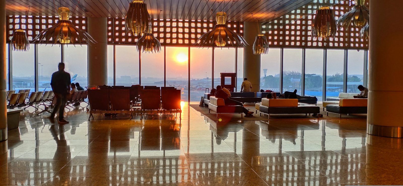 How long can you stay in airport lounge India?