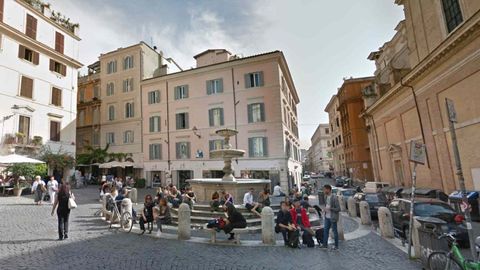 Rome Fines Tourist For Eating, Drinking On Fountain