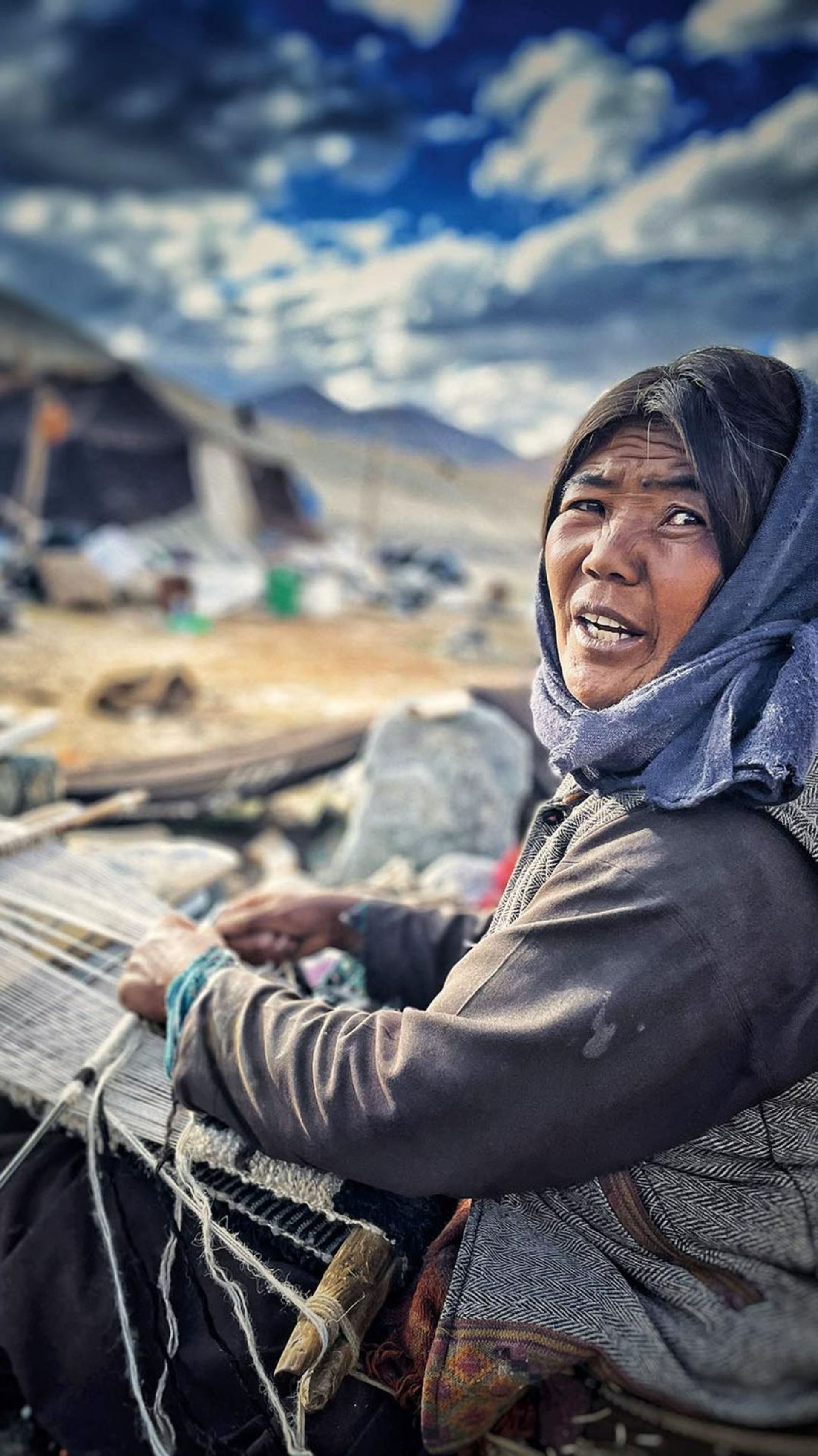 Changpa woman weaving wool 1