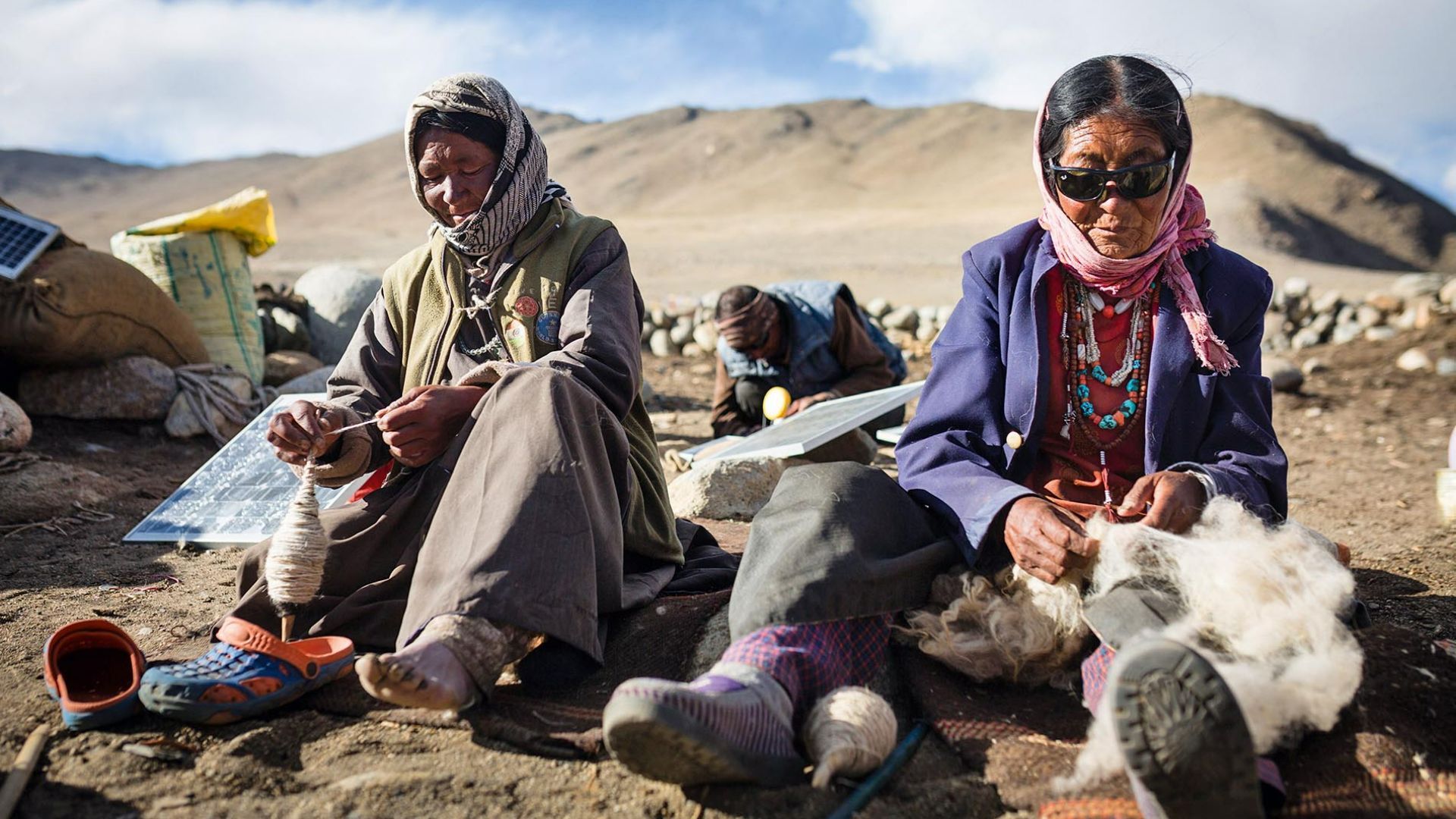 Changpa women hand spinning woolen threads 1