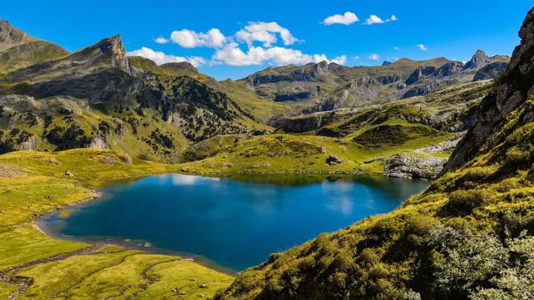 Crystal Blue Lakes Might Soon Change Colour Across The Globe, Thank’s To Climate Change