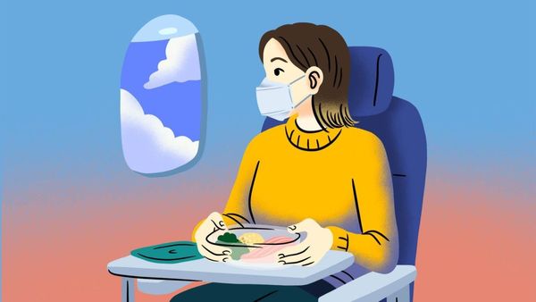 How To Stay Healthy While Travelling This Holiday Season, According To A Doctor