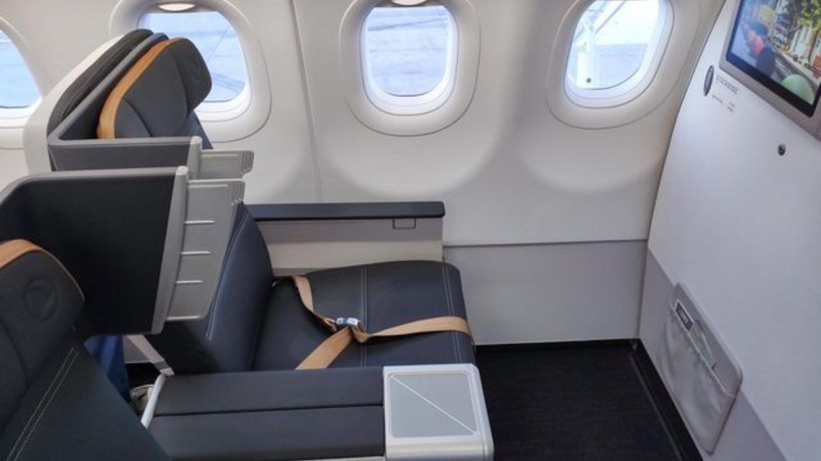 Business Class Vs First Class Main Differences And Tips For Booking 5806