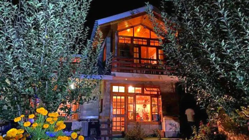 Cheerful 5BR Cottage With Indoor Fireplace