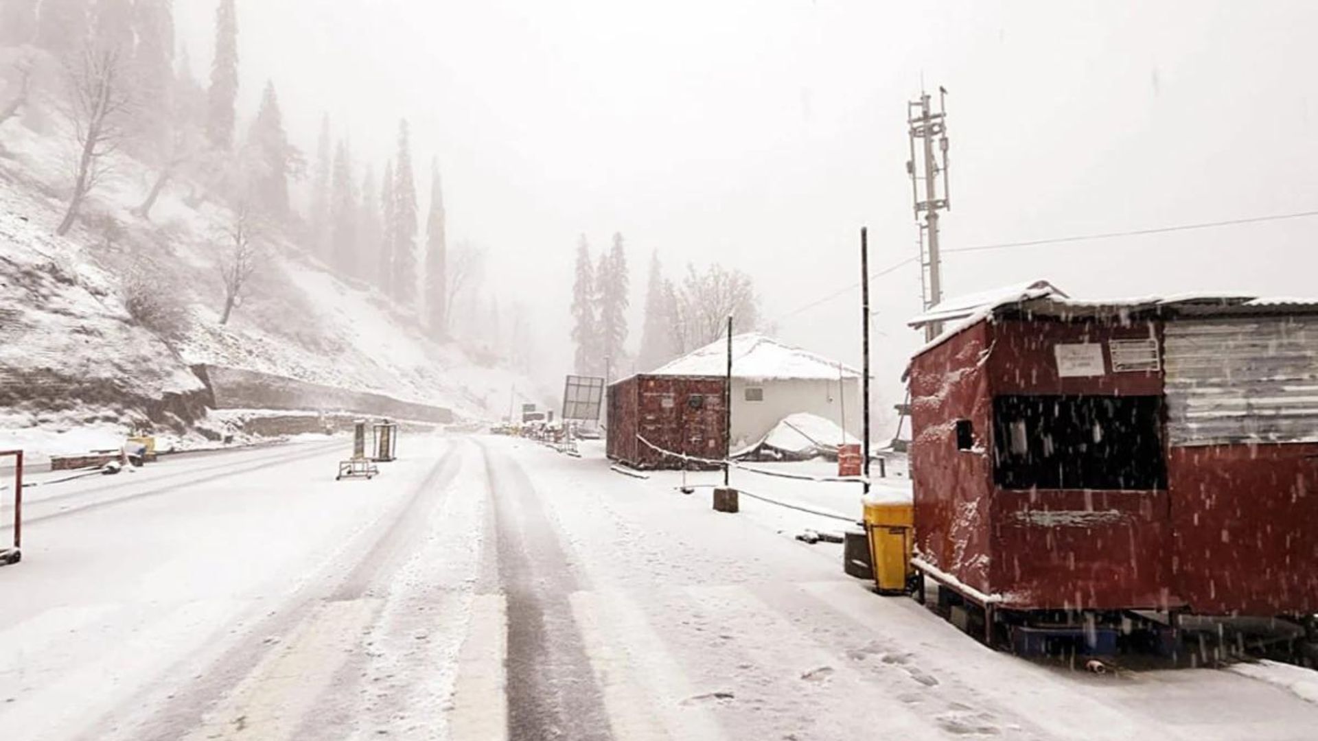 In Pics Manali Receives Fresh Snowfall