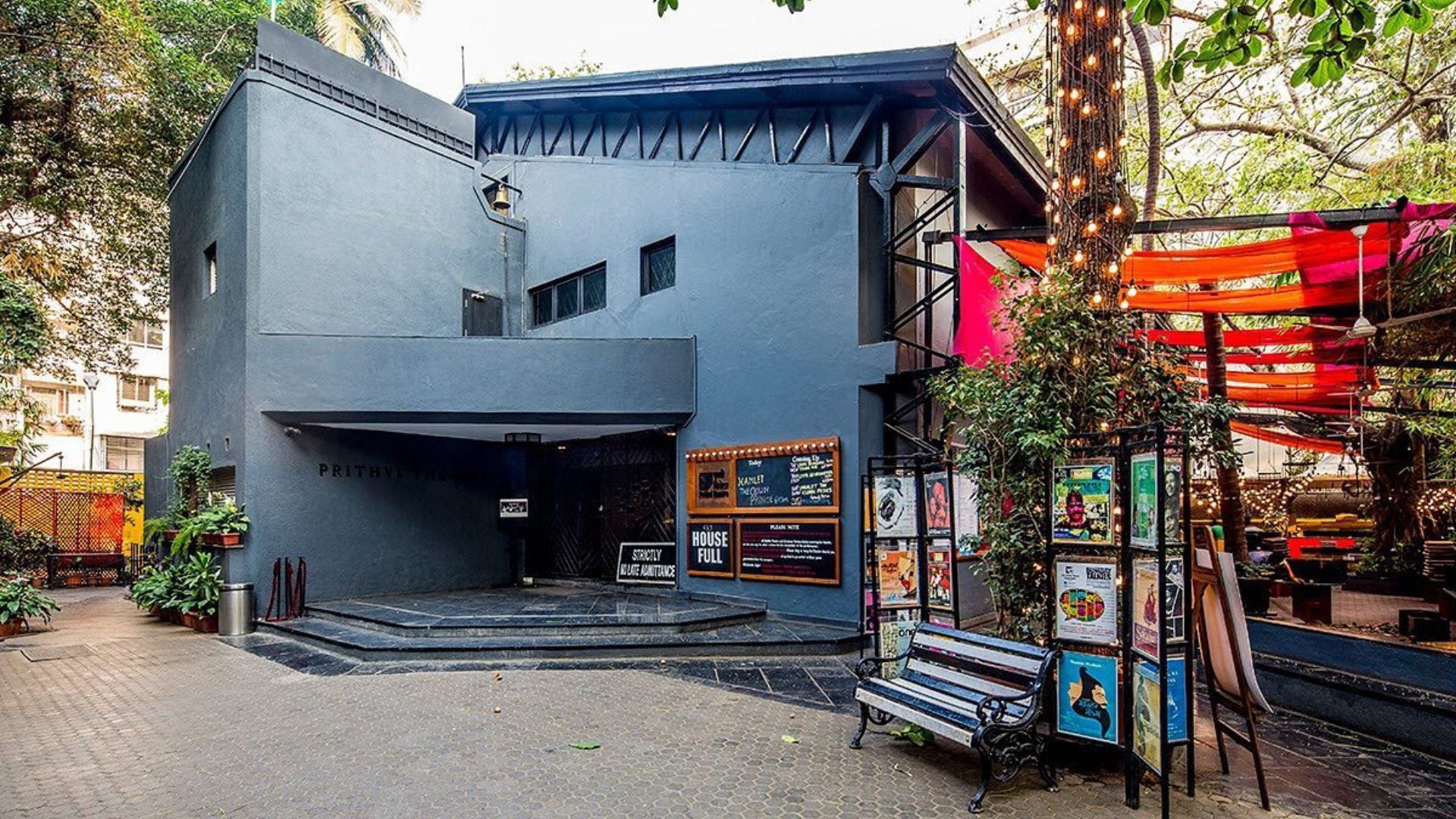 All About Everyone's Favourite Prithvi Cafe In Mumbai