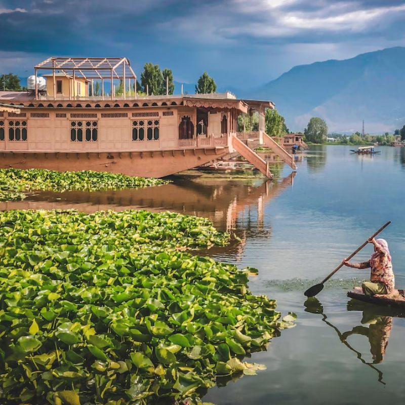 How To Book A Houseboat In Kashmir: Types, Amenities To Check, Cost And Other Details