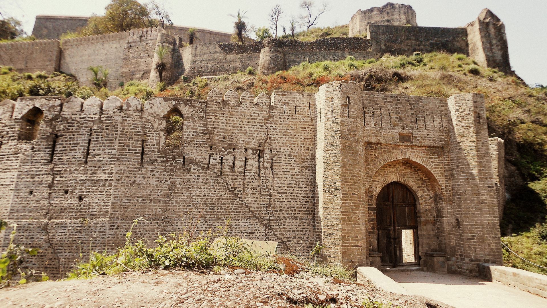 Discover India's Biggest Forts: Historical Marvels Worth Visiting