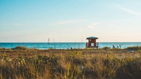 This Florida City Is Home To A 105-Year-Old Fish Market, Beaches & An Opera House