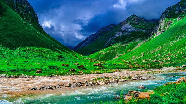 10 Most Beautiful Places To Visit In Pakistan [With Photos] - 2024