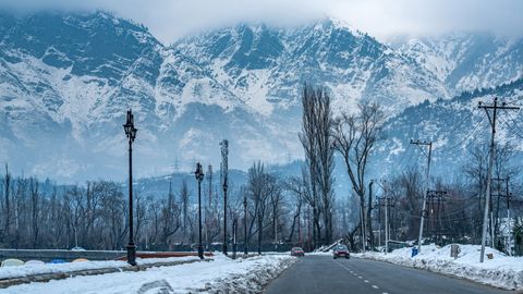 Travel Advisory: Heavy Snowfall Affects Travel To Kashmir By Road, Train, And Air