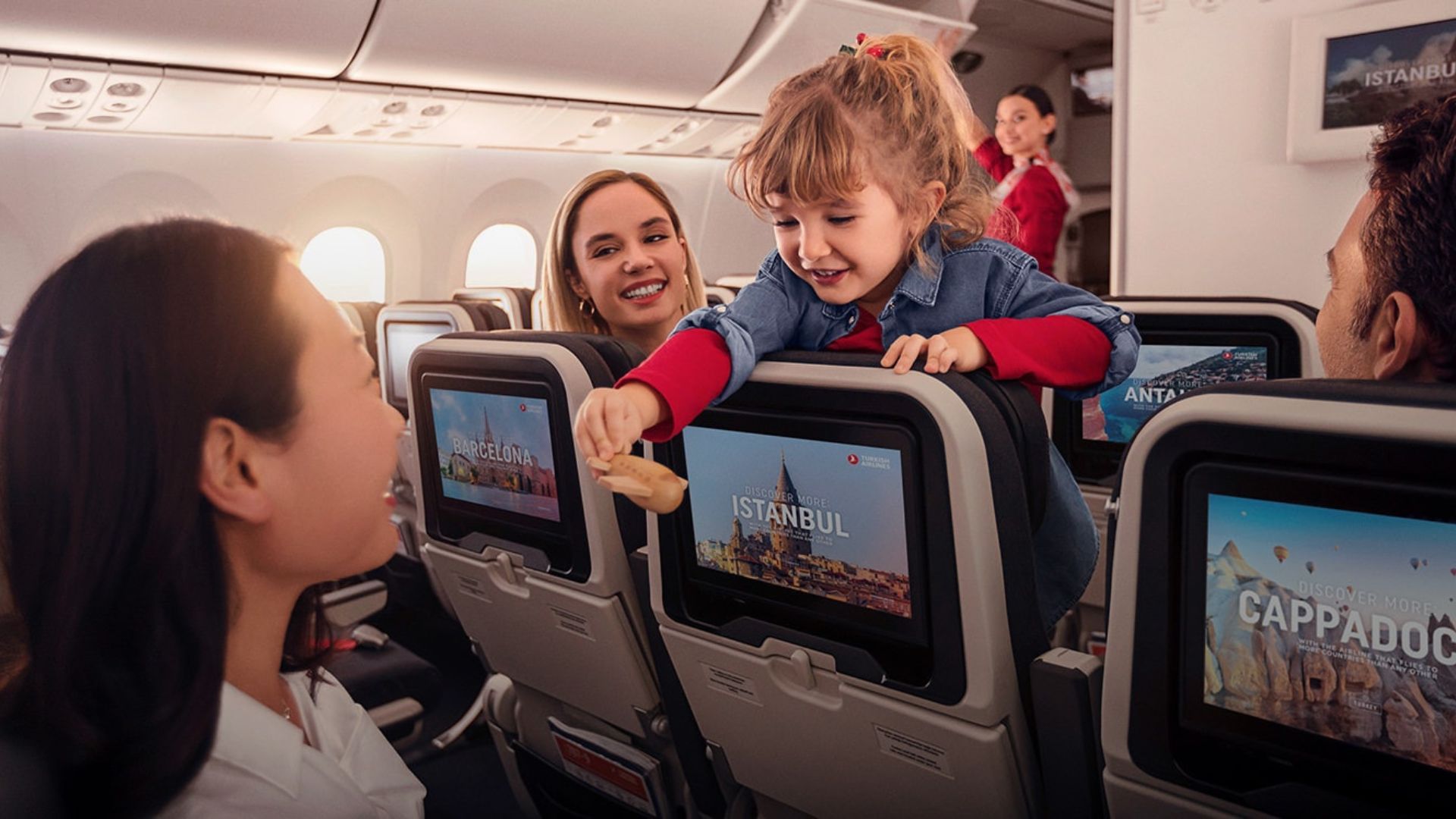 Люлька в бизнес классе. Турецкие авиалинии. Люлька в самолете для ребенка. Турецкие авиалинии дети. Туркиш эйрлайнс люлька для младенца.