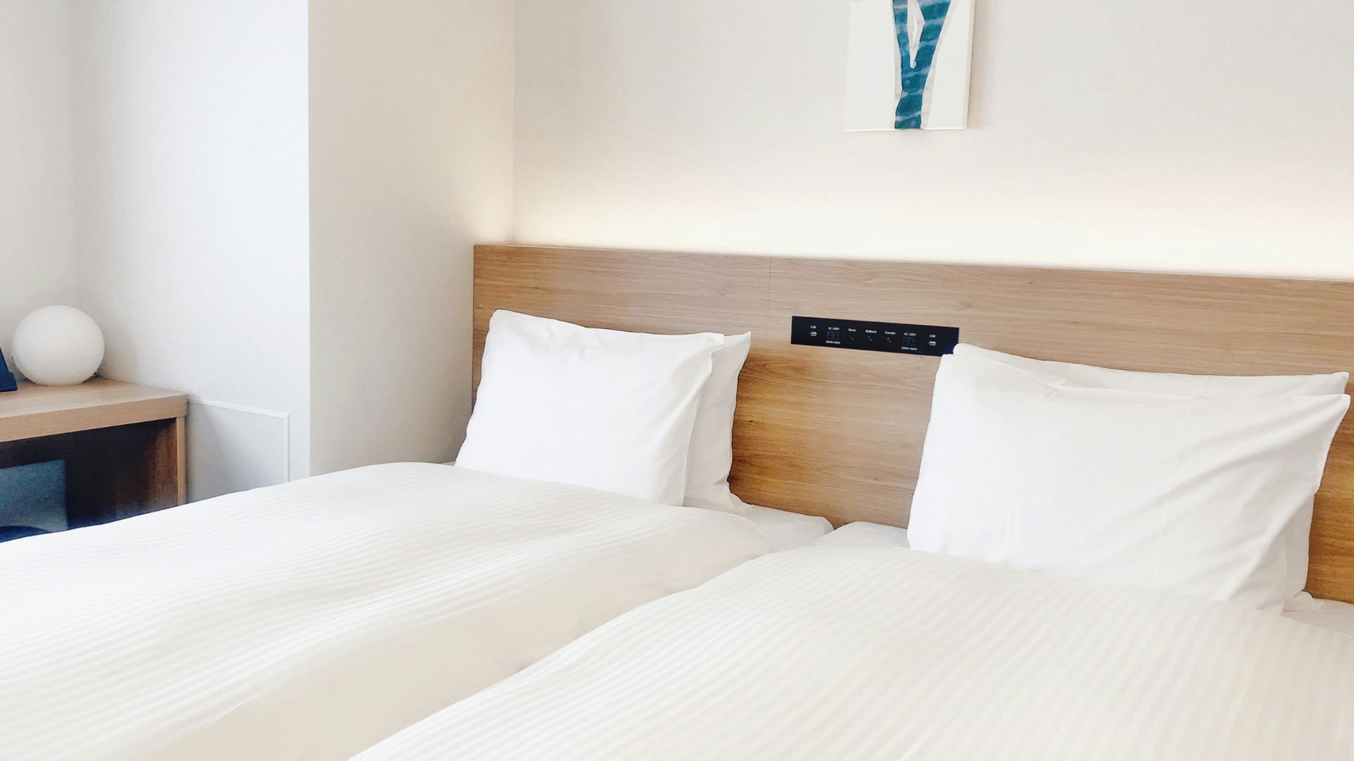 Here's Why Most Hotels Use White Sheets For Bed