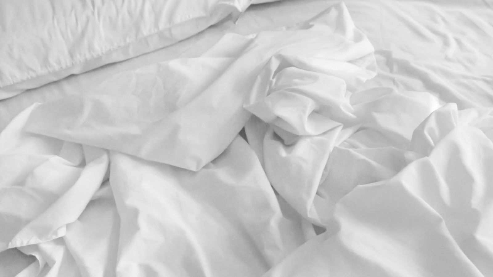 Here's Why Most Hotels Use White Sheets For Bed