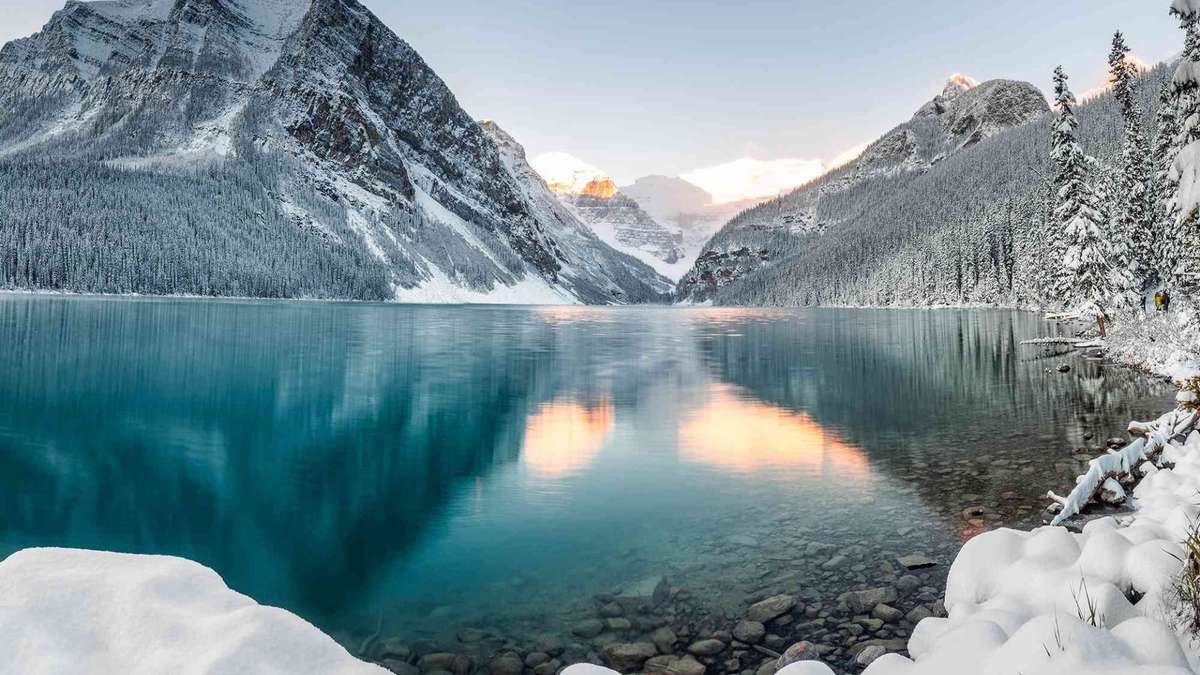lake-louise-with-mountains-