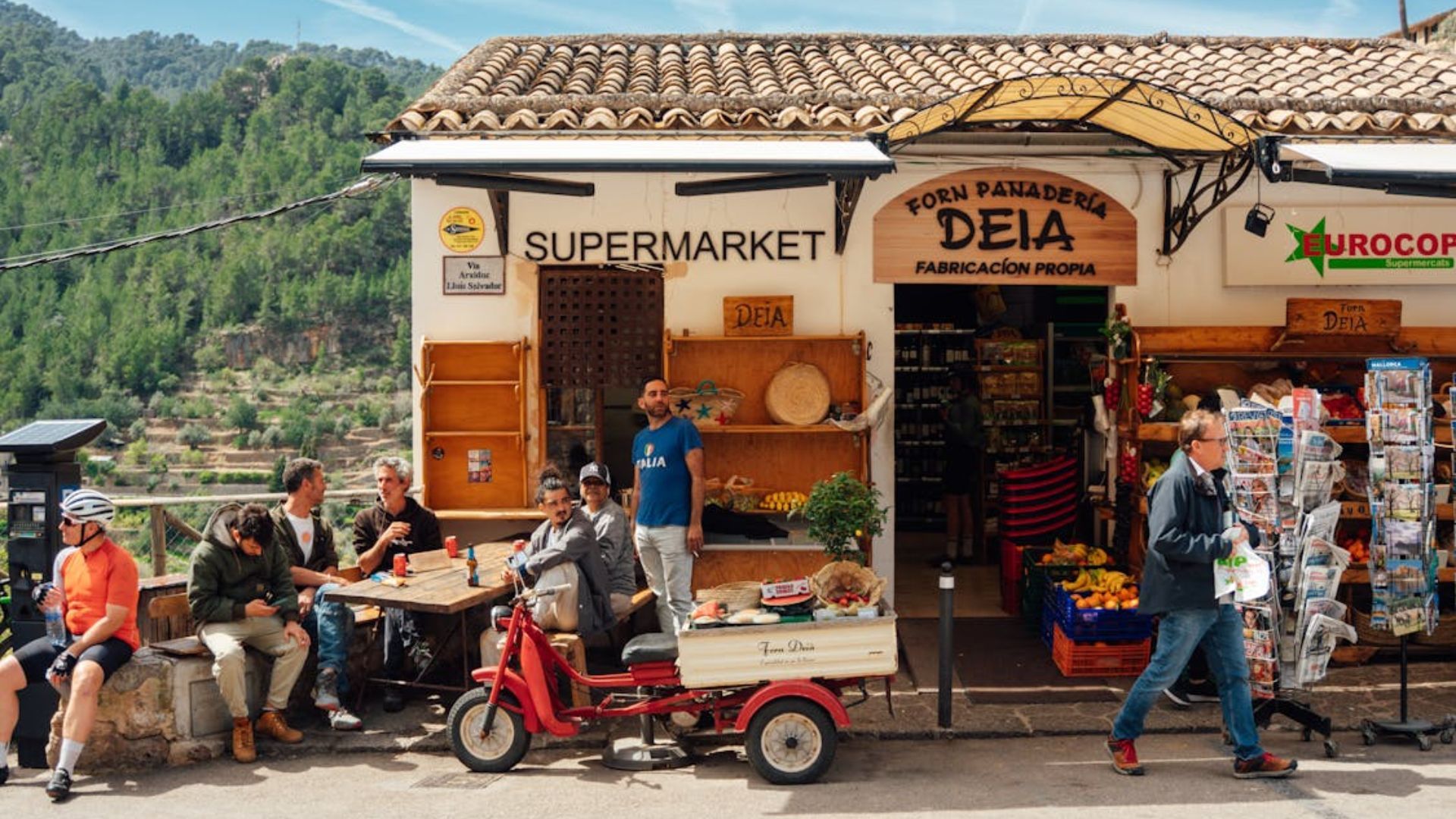 travel souvenir shopping