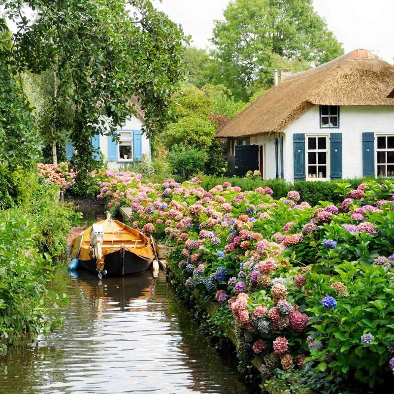 This Village AKA The 'Venice Of The Netherlands' Near Amsterdam Is Perfect For A Fairytale Vacation