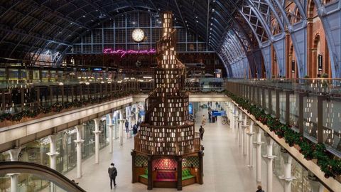 Christmas Tree At London's St Pancras Station Brings The Magic Of Books To Life