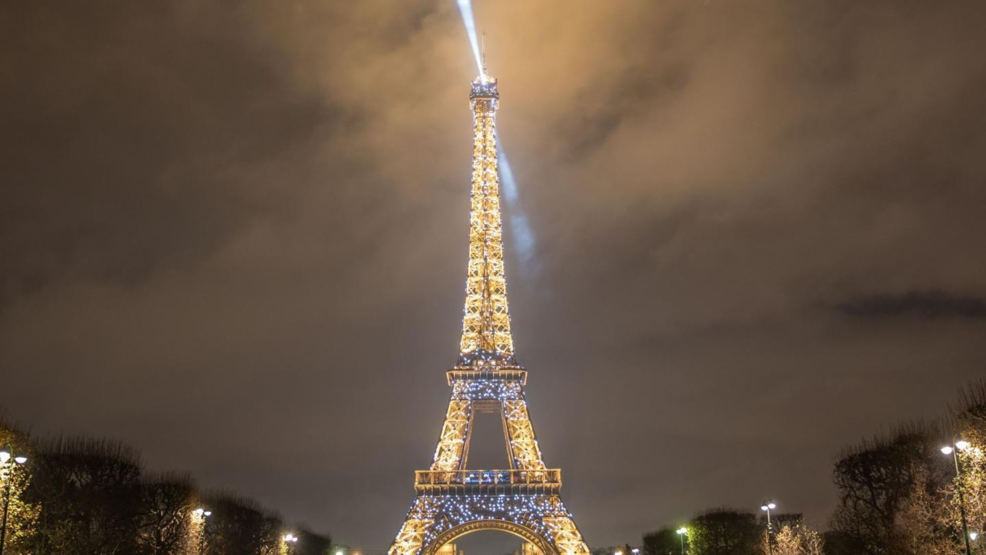 Gold Eiffel Tower Statue. Big Paris Eiffel Tower. Wedding -  Hong Kong