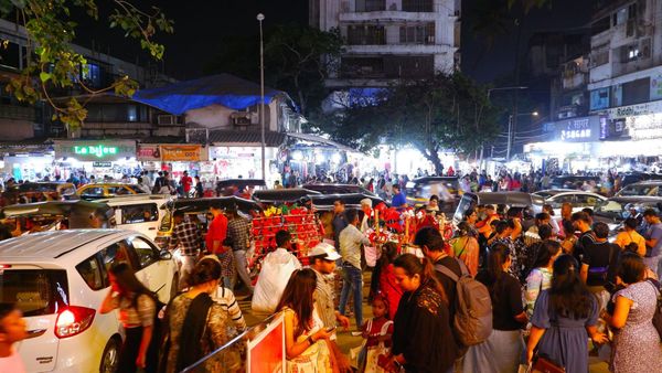 7 Best Flea Markets In Mumbai: Street Markets For Shopping in Mumbai 2024