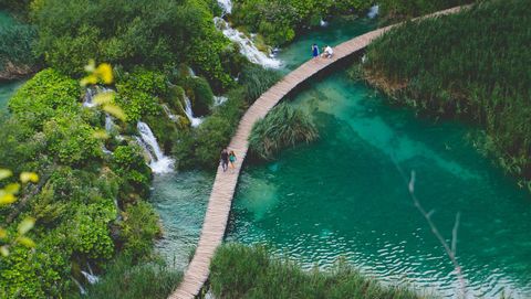 您知道马来西亚护照持有人可以免签证进入 100 多个国家吗？