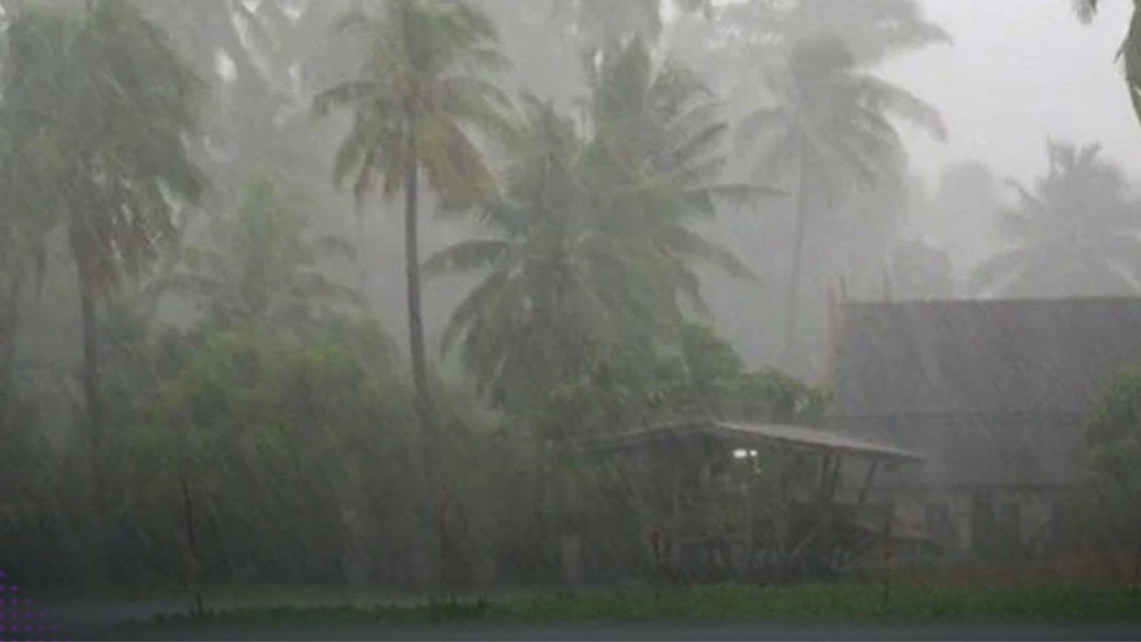 泰国洪水扰乱出行，暴雨造成混乱