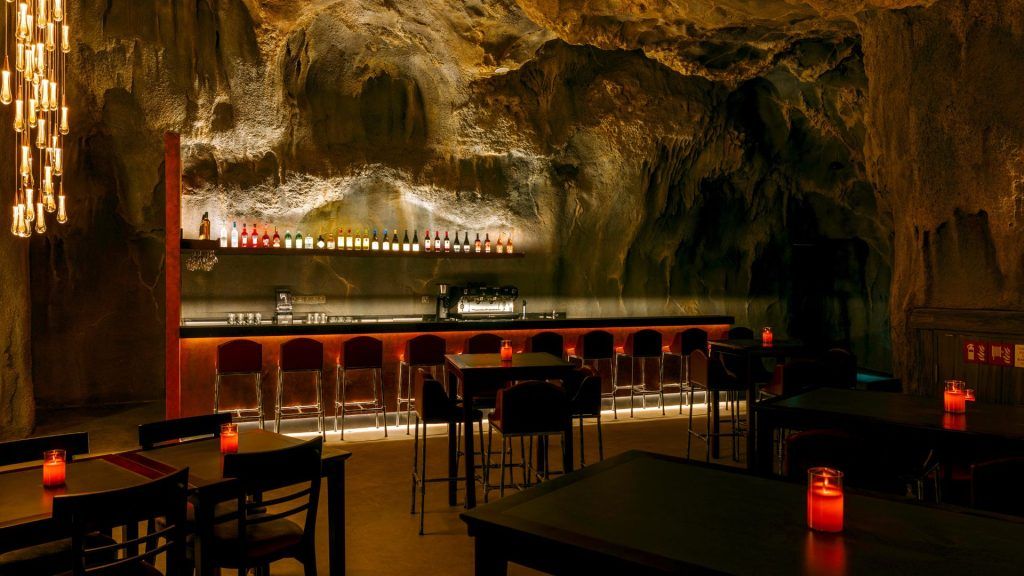 酒吧餐厅的酒吧桌。由Cavern餐厅提供