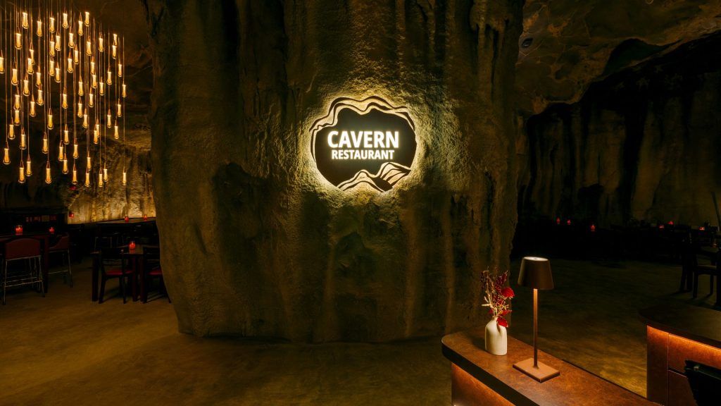 洞穴餐厅的入口。由Cavern Restaurant提供。