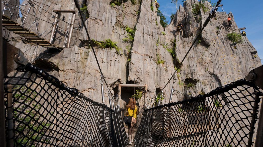 在喀斯特的悬挂桥上的访客 