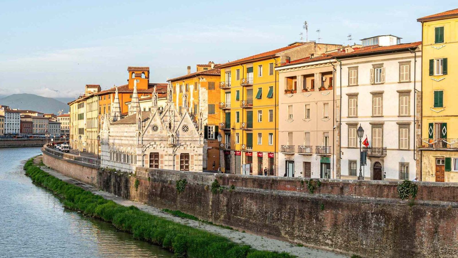 This Small Italian City Is A Quieter Alternative To Florence, image size:1600x900