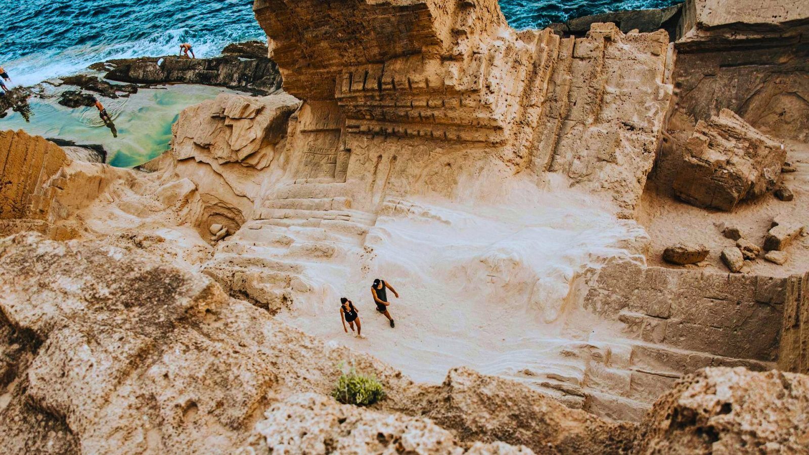 Chiroyli yalangoch fohishaning surati