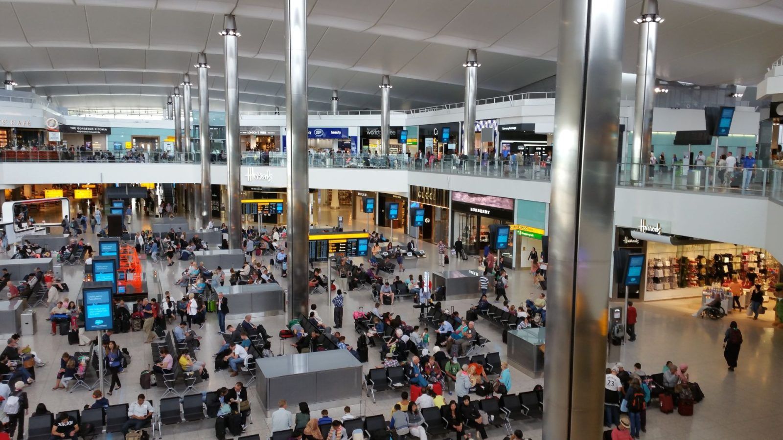 UK Airports Reel Under Air Traffic Control Glitch: 1,300+ Flights Cancelled