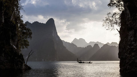 This Magical Lake in Thailand Is Like Being in Avatar and Atlantis at the Same Time