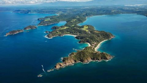 This Peninsula In Costa Rica Has Stunning Beaches, Luxury Resorts, And Monkeys Roaming Freely
