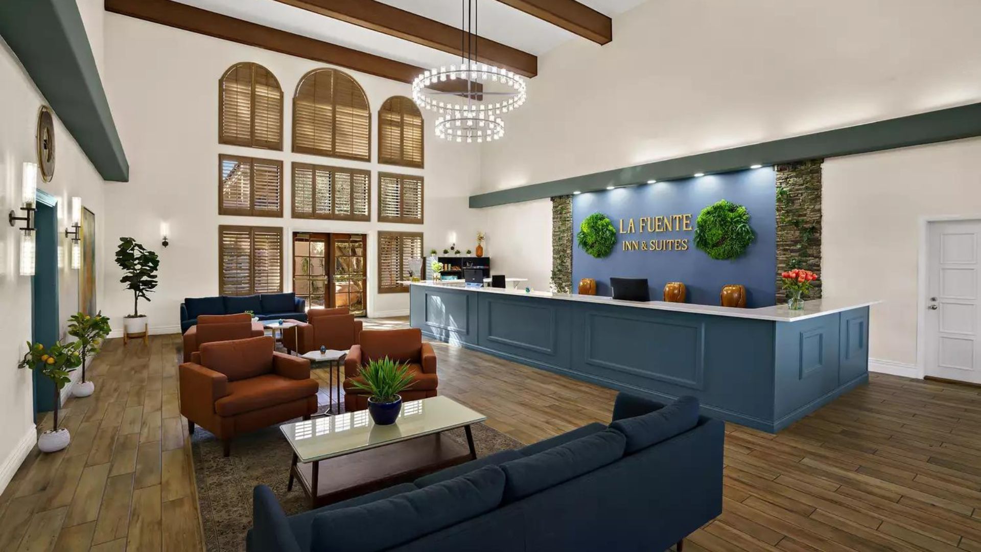 La Fuente Inn & Suites
