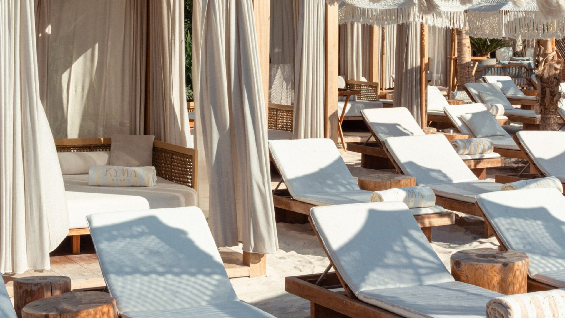 Beach clubs in Dubai