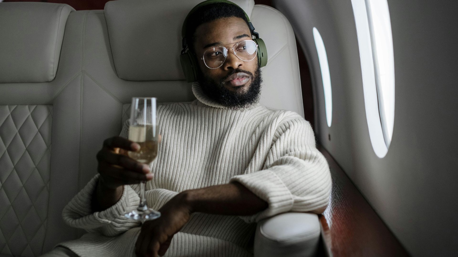 Why You Should Never Sleep After Drinking Alcohol On A Plane