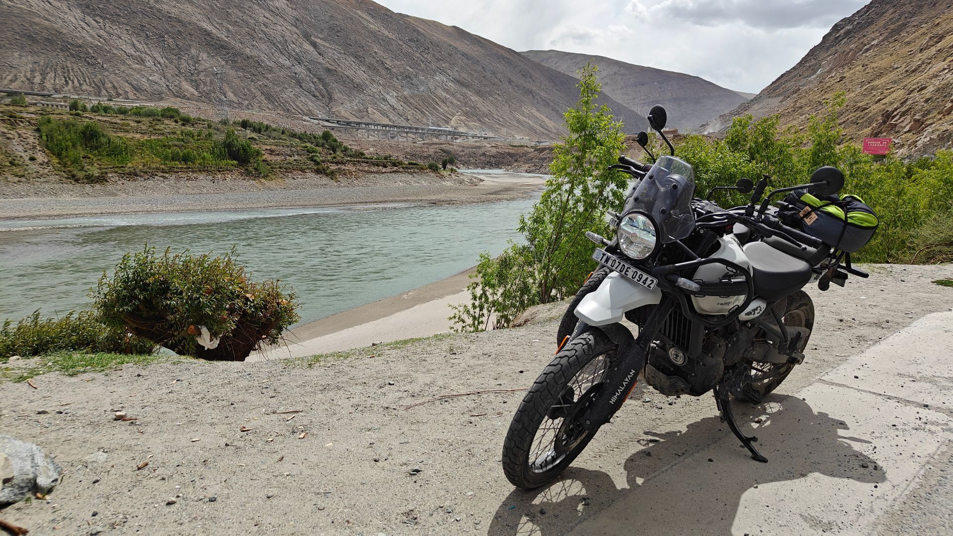 Riding along Yarlung Tsangpo